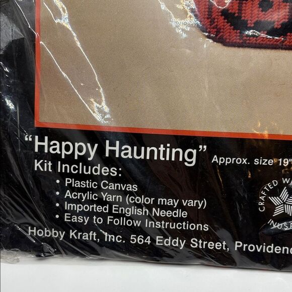 Hobby Kraft 'Happy Haunting' Plastic Canvas Kit - Picture 5 of 7